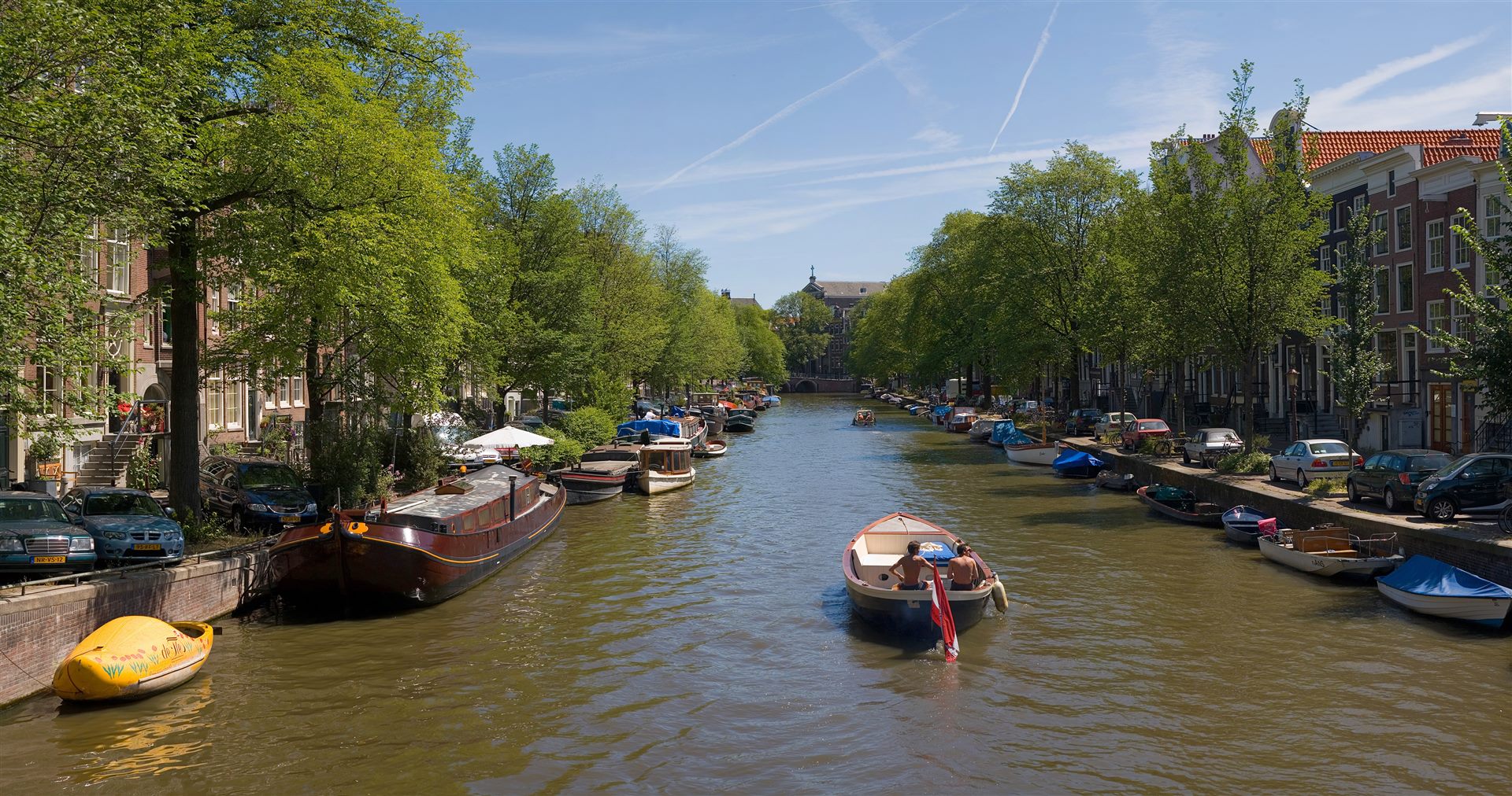 Schilderachtig stadskanaal in Amsterdam